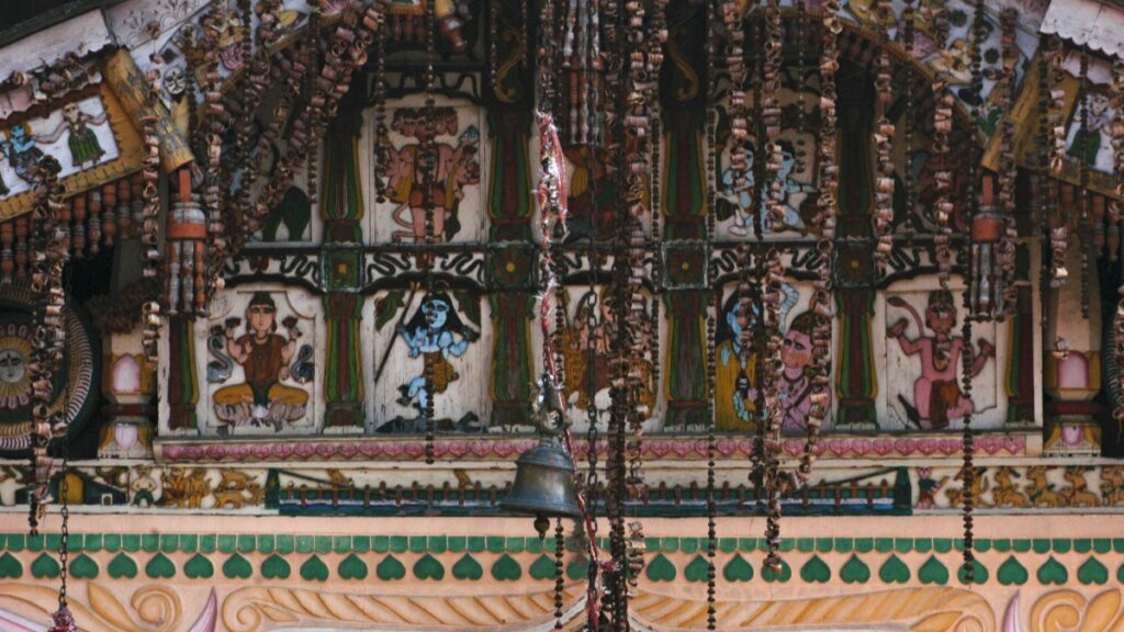 एक धार्मिक स्थल कीछवि,जिसमेंविभिन्न देवताओंकीचित्रितिऔर एक घंटेकीदिशामेंसमायोजित है।"Byte App नेकभीTikTok कोहरानेकीकोशिश की",यह एक नई सोशल मीडियाप्लेटफॉर्म हैजोअपनेअद्वितीय विशेषताओंकेसाथ लोगोंकेध्यान कोआकर्षित करनेकीकोशिश कर रहीहै।